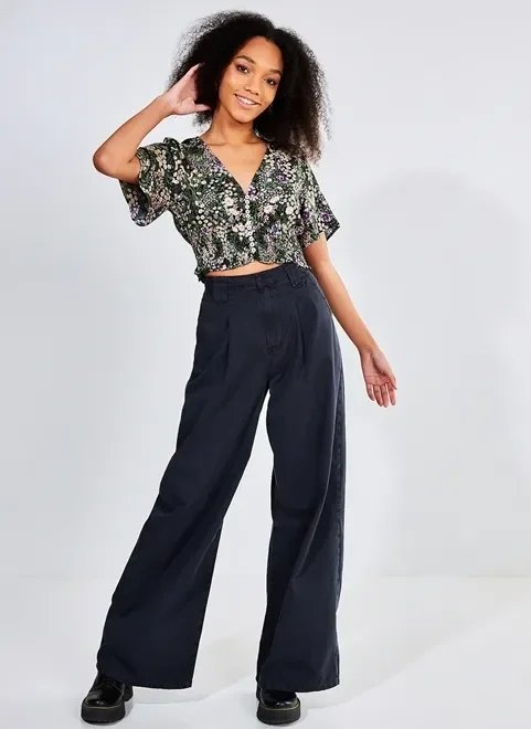 blusa com botões estampa flores do campo blusa com botões estampa flores do campo