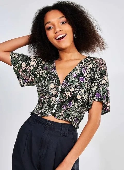 blusa com botões estampa flores do campo blusa com botões estampa flores do campo
