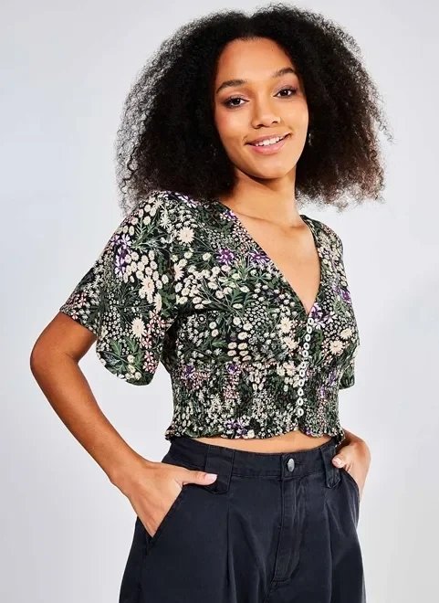 blusa com botões estampa flores do campo blusa com botões estampa flores do campo