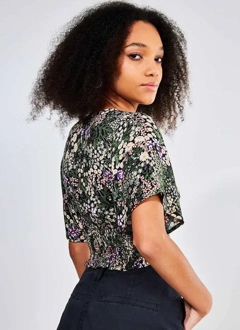 blusa com botões estampa flores do campo blusa com botões estampa flores do campo