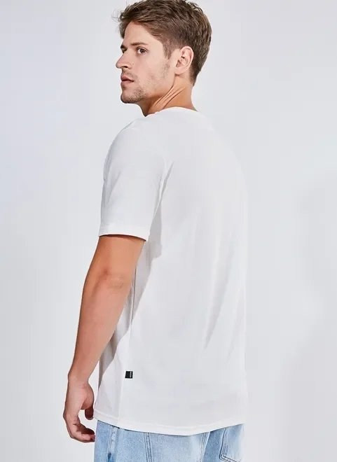 camiseta em malha crepe off-white com escrita camiseta em malha crepe off-white com escrita