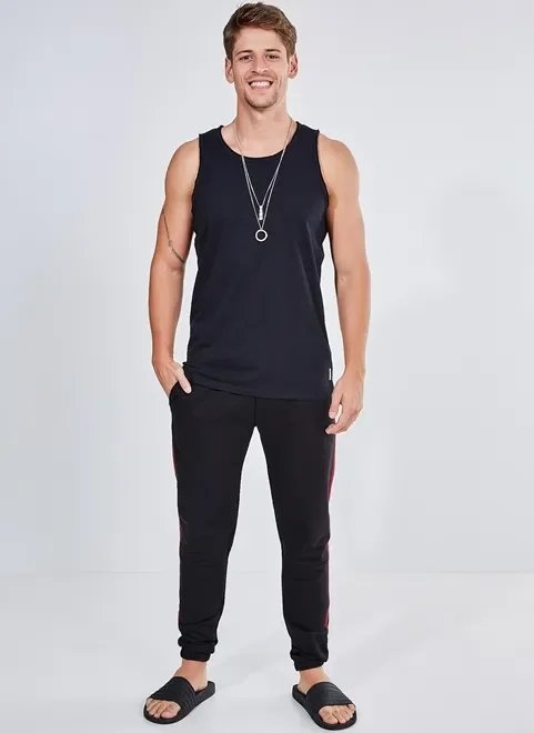 calça preta em moletom com faixa lateral calça preta em moletom com faixa lateral