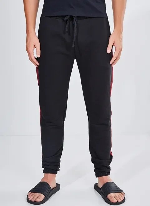calça preta em moletom com faixa lateral calça preta em moletom com faixa lateral