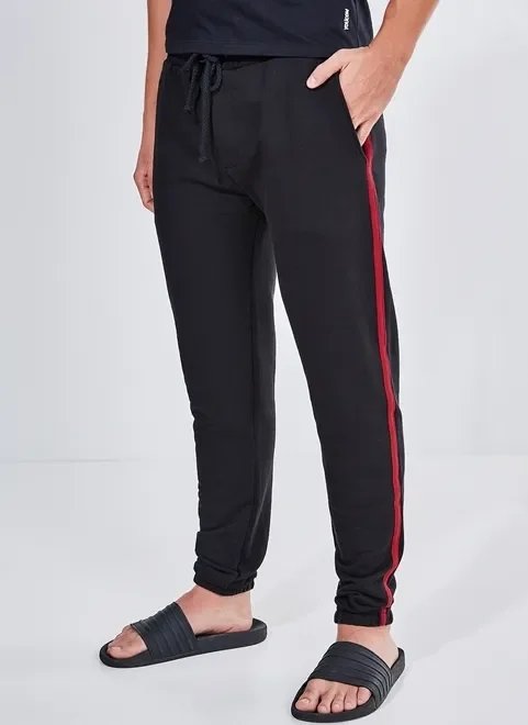 calça preta em moletom com faixa lateral calça preta em moletom com faixa lateral