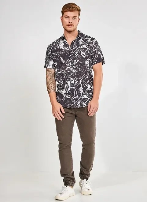 camisa manga curta preta estampada camisa manga curta preta estampada