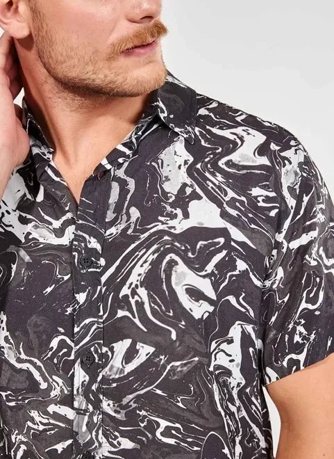 camisa manga curta preta estampada camisa manga curta preta estampada