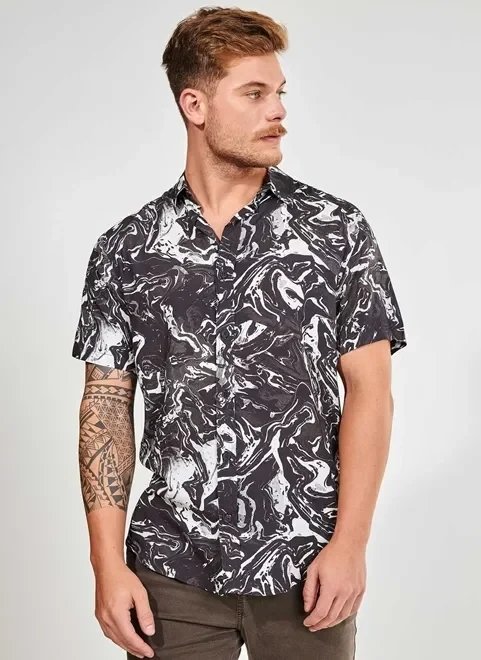 camisa manga curta preta estampada camisa manga curta preta estampada