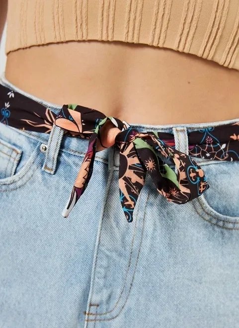 short mom jeans com faixa floral short mom jeans com faixa floral