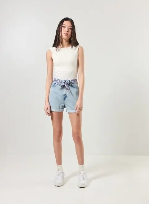 short mom jeans com faixa floral short mom jeans com faixa floral