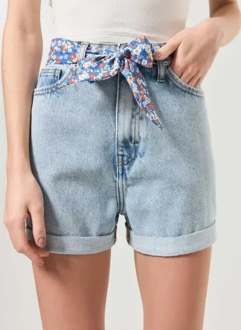 short mom jeans com faixa floral short mom jeans com faixa floral