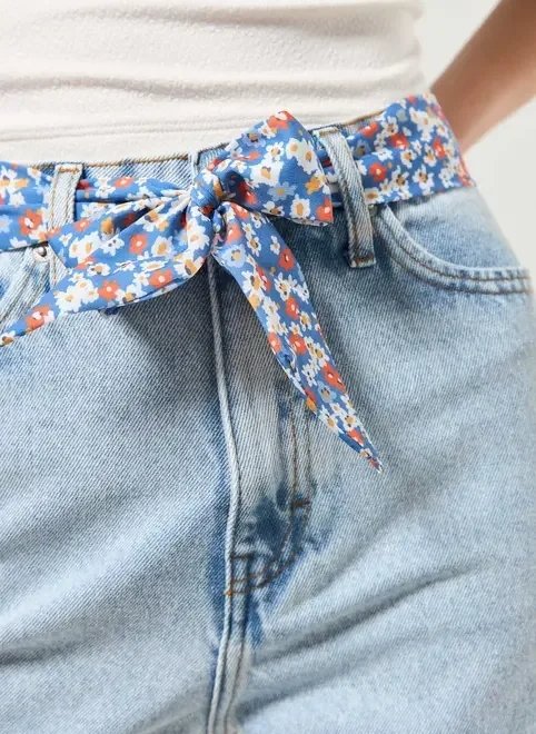 short mom jeans com faixa floral short mom jeans com faixa floral