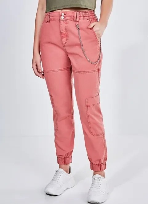 calça em sarja com bolsos cargo e corrente calça em sarja com bolsos cargo e corrente