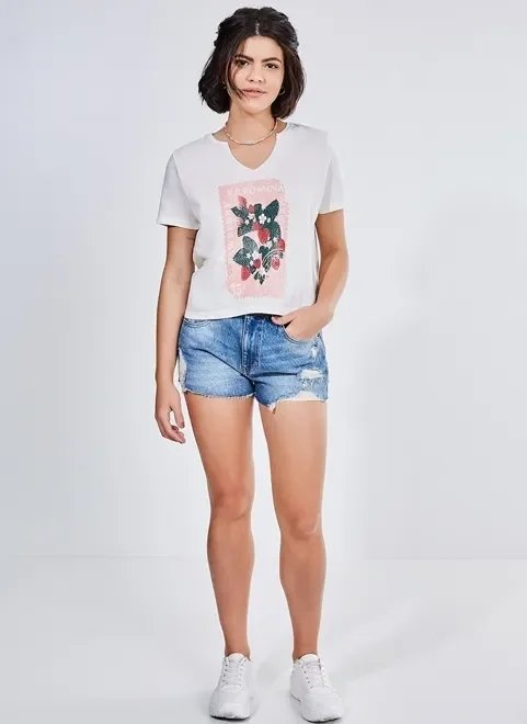 short jeans cintura média com barra desfiada short jeans cintura média com barra desfiada