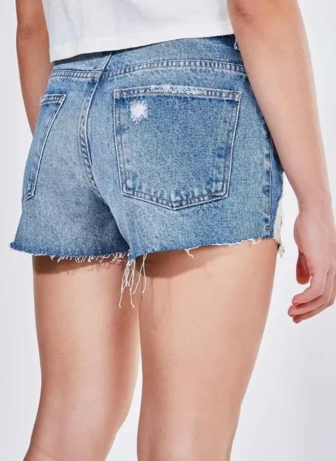 short jeans cintura média com barra desfiada short jeans cintura média com barra desfiada
