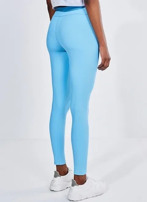 calça legging em malha azul claro calça legging em malha azul claro