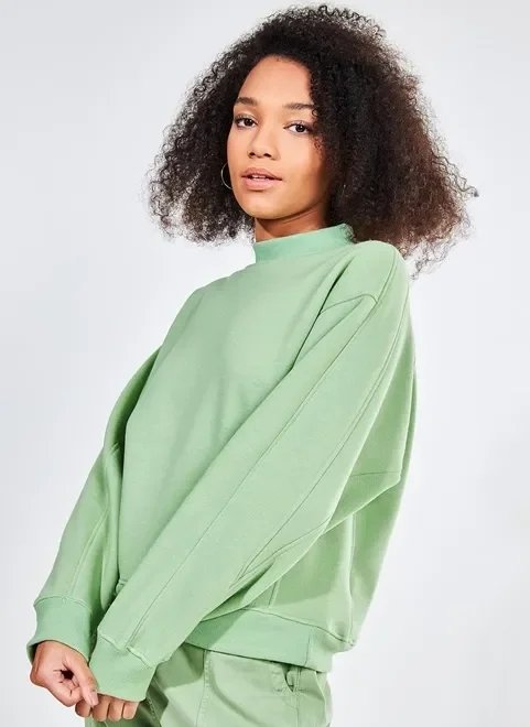 moletom gola alta com recortes moletom gola alta com recortes