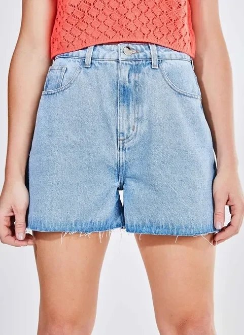 short mom jeans com barra desfiada short mom jeans com barra desfiada