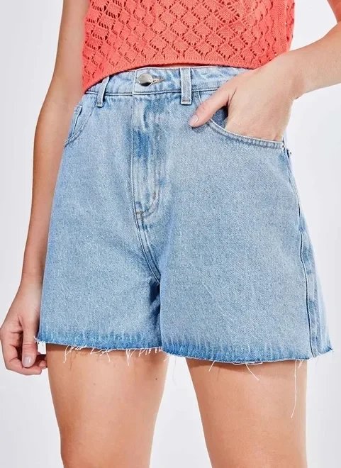 short mom jeans com barra desfiada short mom jeans com barra desfiada