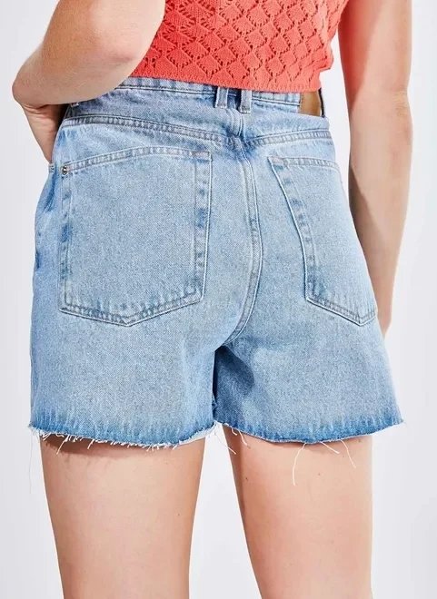 short mom jeans com barra desfiada short mom jeans com barra desfiada
