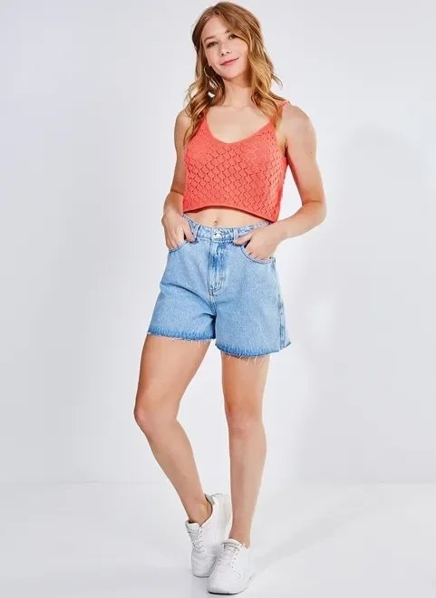 short mom jeans com barra desfiada short mom jeans com barra desfiada