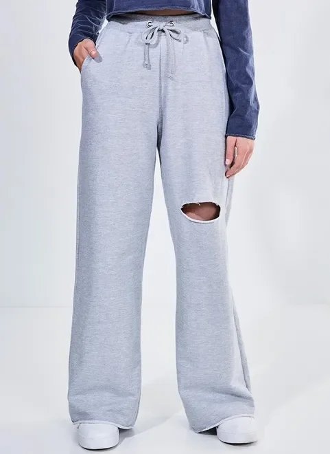 calça flare em moletom com rasgo calça flare em moletom com rasgo