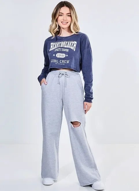 calça flare em moletom com rasgo calça flare em moletom com rasgo