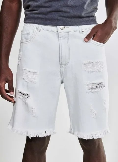 bermuda em jeans delavê com rasgos bermuda em jeans delavê com rasgos