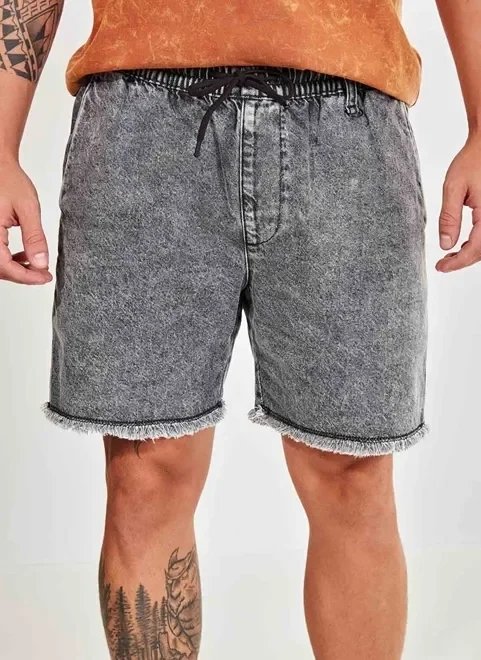 bermuda em jeans marmorizado com elástico bermuda em jeans marmorizado com elástico
