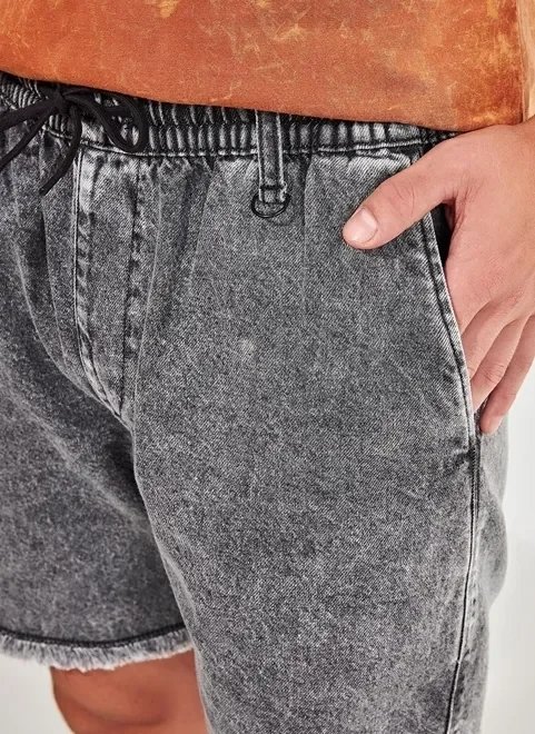 bermuda em jeans marmorizado com elástico bermuda em jeans marmorizado com elástico