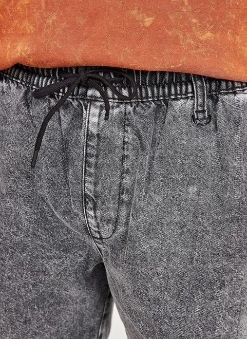 bermuda em jeans marmorizado com elástico bermuda em jeans marmorizado com elástico