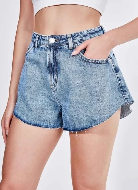 short jeans godê com barra desfiada short jeans godê com barra desfiada