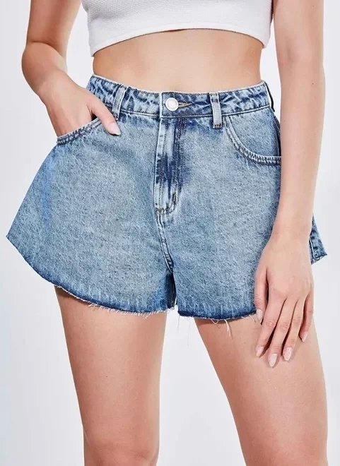 short jeans godê com barra desfiada short jeans godê com barra desfiada