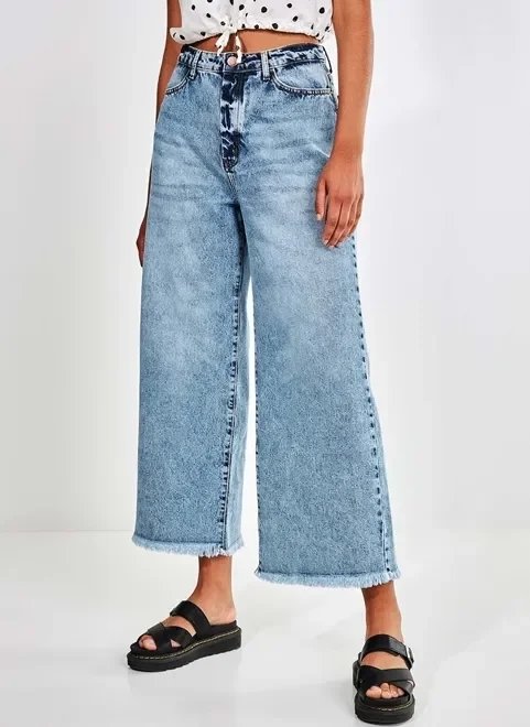 calça wide leg em jeans claro calça wide leg em jeans claro