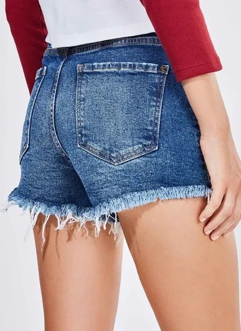 short hot pants com franjinhas e puídos short hot pants com franjinhas e puídos