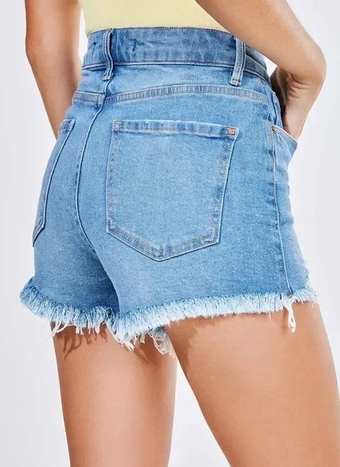 short hot pants com puídos em jeans médio short hot pants com puídos em jeans médio