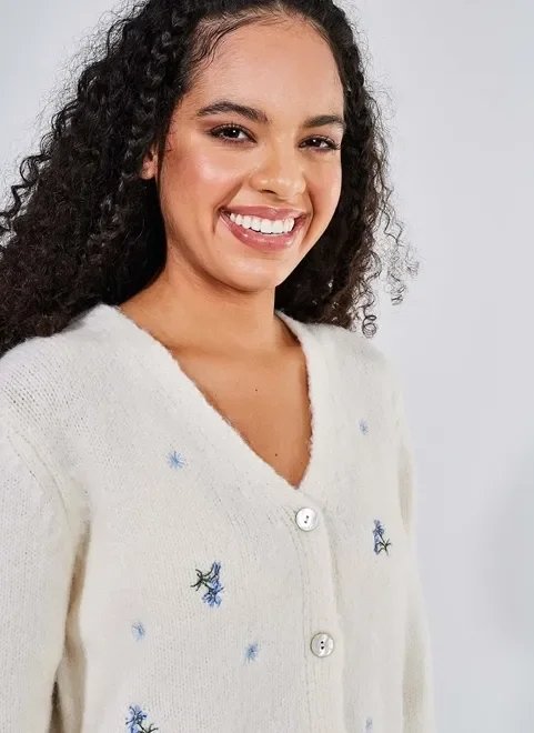 cardigan de tricô com bordado de florzinhas cardigan de tricô com bordado de florzinhas