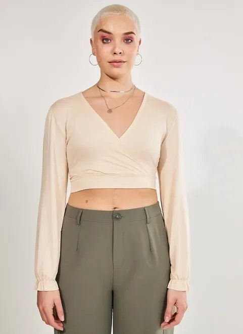 blusa cropped com decote transpassado blusa cropped com decote transpassado