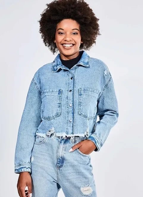 jaqueta cropped oversized em jeans claro jaqueta cropped oversized em jeans claro