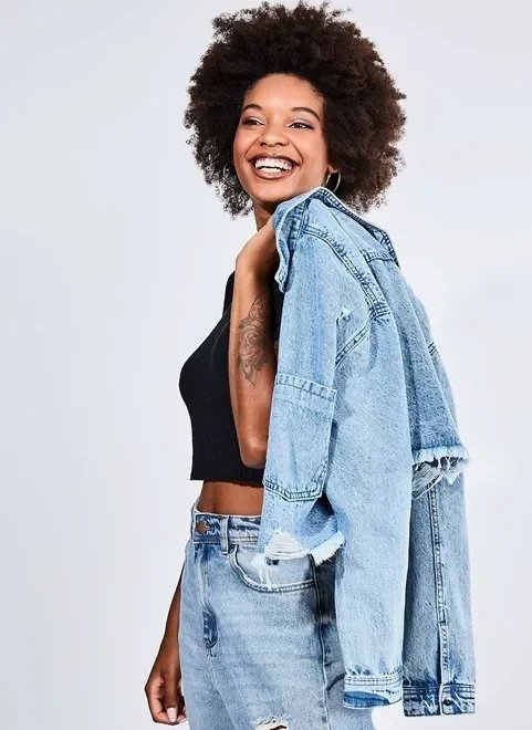 jaqueta cropped oversized em jeans claro jaqueta cropped oversized em jeans claro