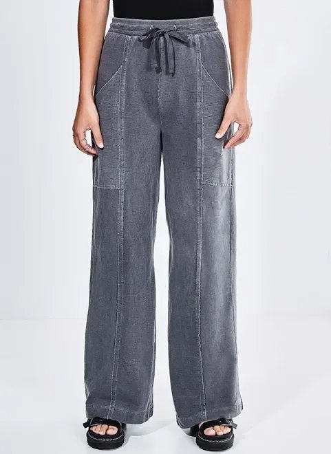 calça pantalona com costura contrastante calça pantalona com costura contrastante