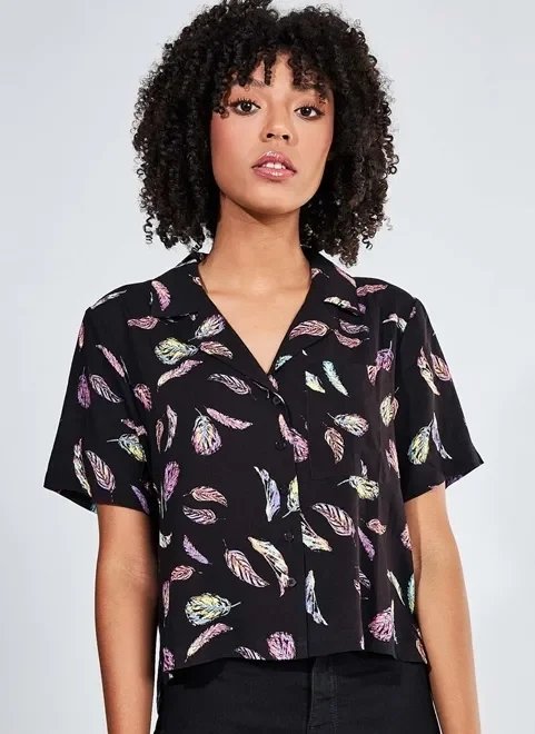 camisa cropped com estampa folhas camisa cropped com estampa folhas