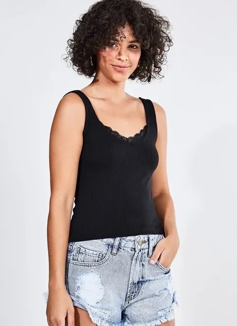 regata canelada com renda no decote regata canelada com renda no decote