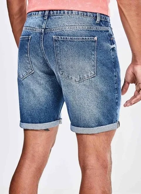 bermuda em jeans escuro com puídos e barra dobrada bermuda em jeans escuro com puídos e barra dobrada
