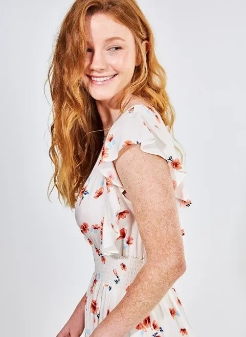 vestido midi floral com decote transpassado vestido midi floral com decote transpassado