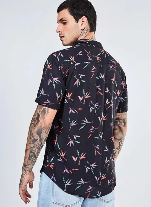 camisa estampa folhas coloridas camisa estampa folhas coloridas
