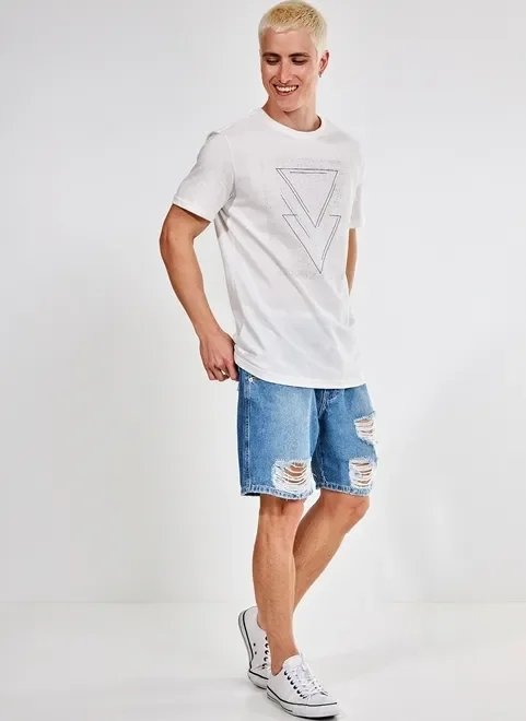 bermuda em jeans médio com rasgos bermuda em jeans médio com rasgos