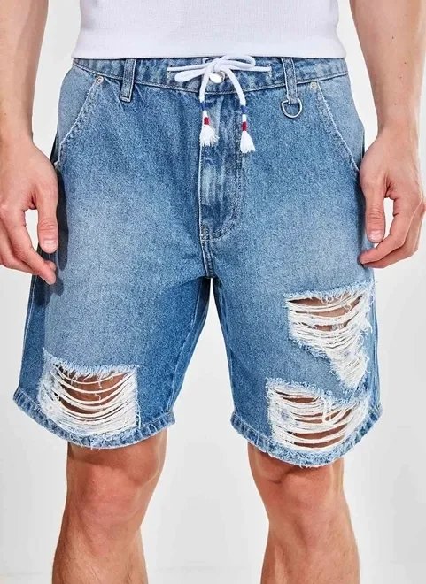 bermuda em jeans médio com rasgos bermuda em jeans médio com rasgos