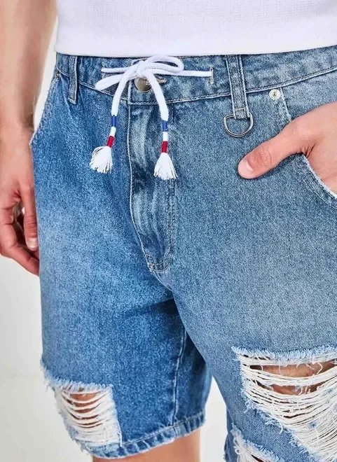 bermuda em jeans médio com rasgos bermuda em jeans médio com rasgos