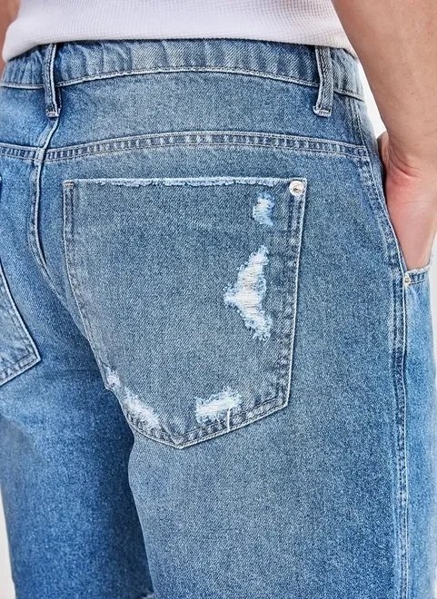 bermuda em jeans médio com rasgos bermuda em jeans médio com rasgos