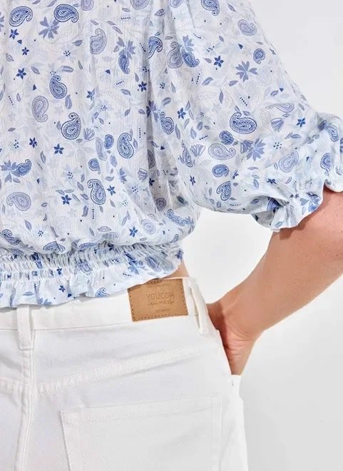 blusa cropped estampa paisley branca e azul blusa cropped estampa paisley branca e azul
